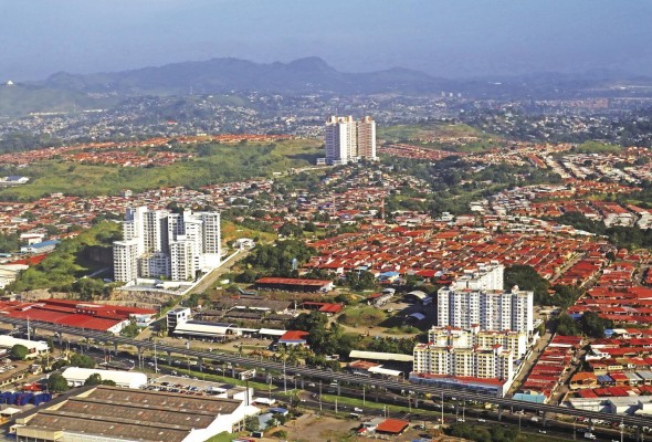 La ciudad de Panamá ha crecido de forma desregulada durante todo el siglo XX y lo que va del XXI. Fénomeno que ha resultado en una ciudad que muestra su disfuncionalidad en una red vial que dificulta la movilidad, una alta dispersión urbana, la falta de dotación de espacio público y acceso a servicios, empleos y entretenimiento. Aquí una vista del sector de El Crisol, San Miguelito. La ciudad de Panamá ha crecido de forma desregulada durante todo el siglo XX y lo que va del XXI. Fénomeno que ha resultado en una ciudad que muestra su disfuncionalidad en una red vial que dificulta la movilidad, una alta dispersión urbana, la falta de dotación de espacio público y acceso a servicios, empleos y entretenimiento. Aquí una vista del sector de El Crisol, San Miguelito.