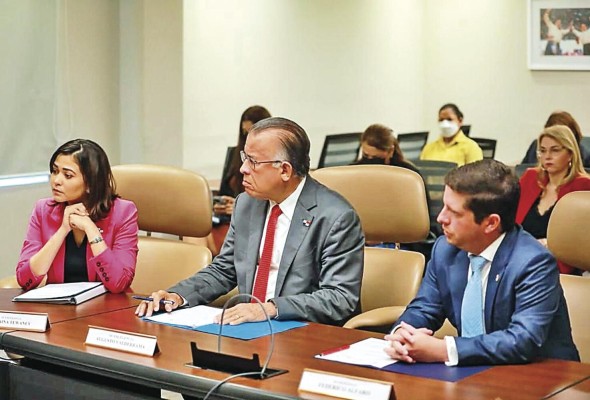 El ministro de Desarrollo Agropecuario, Augusto Valderrama (c) y el ministro de Comercio e Industrias, Federico Alfaro, durante la reunión este lunes con la subsecretaria de Agricultura de Estados Unidos, Alex Taylor en relación al TPC. El ministro de Desarrollo Agropecuario, Augusto Valderrama (c) y el ministro de Comercio e Industrias, Federico Alfaro, durante la reunión este lunes con la subsecretaria de Agricultura de Estados Unidos, Alex Taylor en relación al TPC.