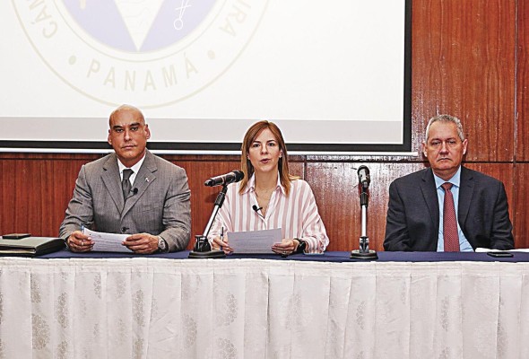 Representantes de la Cámara de Comercio acompañados de la presidenta saliente Marcela Galindo, durante la presentación del Índice de Confianza del Consumidor. Representantes de la Cámara de Comercio acompañados de la presidenta saliente Marcela Galindo, durante la presentación del Índice de Confianza del Consumidor.