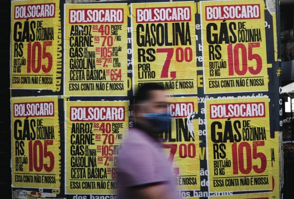 Anuncios de protesta muestran los altos precios que tienen los productos básicos. Anuncios de protesta muestran los altos precios que tienen los productos básicos.