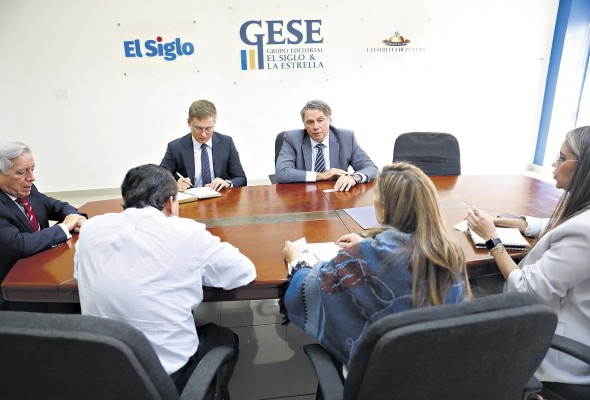 Eloy Alfaro de Alba, Artemiy Nosach, Evgeny Neshúmov, Ivette Leonardi, Adela Coriat y Gerardo Berroa Eloy Alfaro de Alba, Artemiy Nosach, Evgeny Neshúmov, Ivette Leonardi, Adela Coriat y Gerardo Berroa