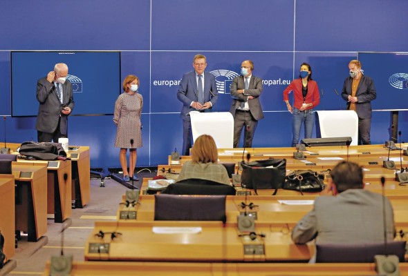 Tras dos meses de intensas negociaciones con mediación de la CE Europea (CE), las instituciones acordaron reforzar con unos 18.900 millones de dólares. Tras dos meses de intensas negociaciones con mediación de la CE Europea (CE), las instituciones acordaron reforzar con unos 18.900 millones de dólares.