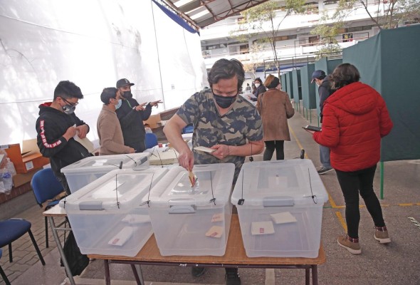 Los chilenos fueron a votar en dos días por unos 17 mil candidatos constituyentes, además de renovar los cargos de autoridades locales. Los chilenos fueron a votar en dos días por unos 17 mil candidatos constituyentes, además de renovar los cargos de autoridades locales.