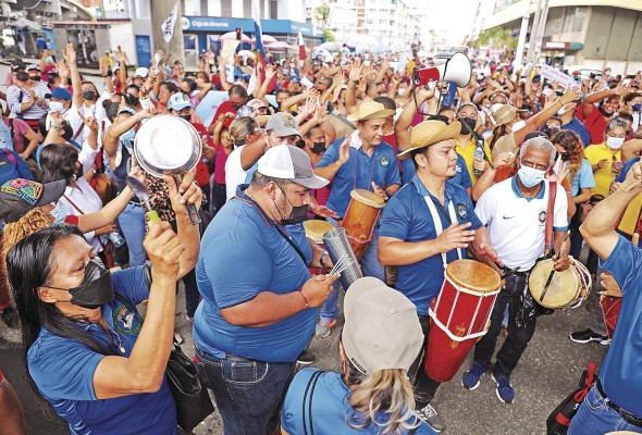 Docentes marcharon este martes hacia la plaza 5 de Mayo en protesta por el alto costo de la gasolina y de la canasta básica de alimentos. Docentes marcharon este martes hacia la plaza 5 de Mayo en protesta por el alto costo de la gasolina y de la canasta básica de alimentos.