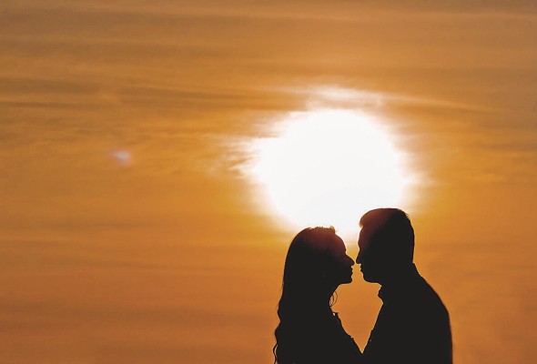 La sexualidad es la forma en que las personas experimentan y expresan los instintos y sentimientos que constituyen la atracción física por los demás La sexualidad es la forma en que las personas experimentan y expresan los instintos y sentimientos que constituyen la atracción física por los demás