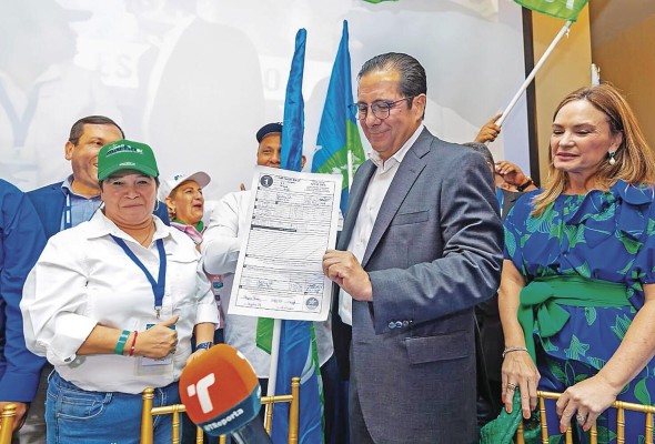 Martín Torrijos recibe las credenciales. Martín Torrijos recibe las credenciales.