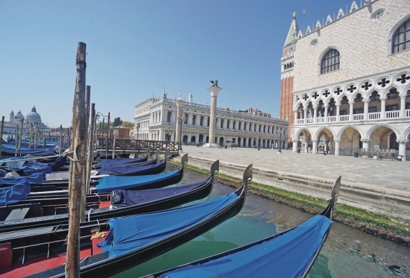 El canal que pasa por delante de la monumental plaza de San Marcos y el de la Giudecca, por donde antes navegaban estas embarcaciones, quedará de hecho declarado 'monumento nacional'. El canal que pasa por delante de la monumental plaza de San Marcos y el de la Giudecca, por donde antes navegaban estas embarcaciones, quedará de hecho declarado 'monumento nacional'.