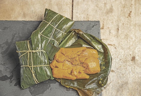 Tamal El maíz americano se mezcla con la gallina (o cerdo) con la llegada de los colonizadores. Tamal El maíz americano se mezcla con la gallina (o cerdo) con la llegada de los colonizadores.