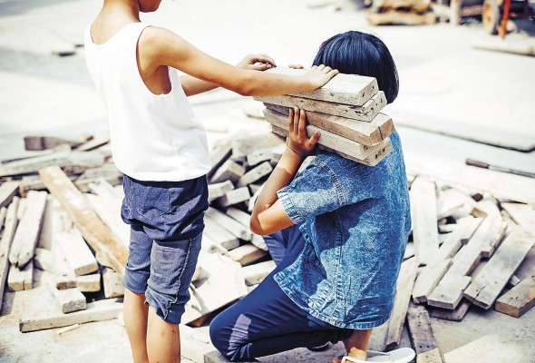 Para evitar que el trabajo infantil siga ganando terreno, la OIT y el Unicef recomiendan fomentar una protección social adecuada para todos que incluya prestaciones universales por hijos. Para evitar que el trabajo infantil siga ganando terreno, la OIT y el Unicef recomiendan fomentar una protección social adecuada para todos que incluya prestaciones universales por hijos.