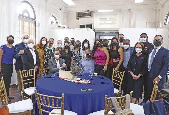 Ciencia en Panamá homenajeó recientemente al actual secretario y varios exsecretarios de la Senacyt. Ciencia en Panamá homenajeó recientemente al actual secretario y varios exsecretarios de la Senacyt.
