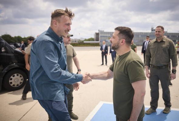 El presidente de Ucrania, Voldímir Zelenski, saluda a uno de los cinco comandantes ucranianos de la batalla de Azovstal que regresaron hoy desde Estambul en su avión oficial. El presidente de Ucrania, Voldímir Zelenski, saluda a uno de los cinco comandantes ucranianos de la batalla de Azovstal que regresaron hoy desde Estambul en su avión oficial.
