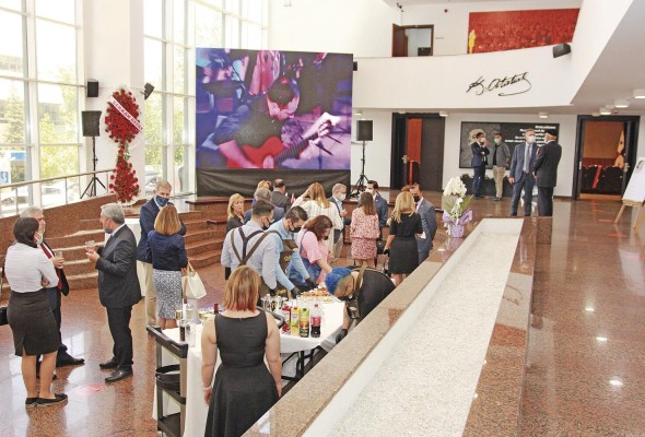 Se congregaron en el Centro Cultural de Cancaya autoridades de la ciudad, cuerpo diplomático, profesores y estudiantes del conservatorio de la ciudad. Se congregaron en el Centro Cultural de Cancaya autoridades de la ciudad, cuerpo diplomático, profesores y estudiantes del conservatorio de la ciudad.