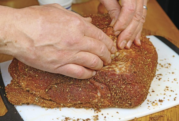 La fricción con los condimentos secos aportan una corteza a la carne. La fricción con los condimentos secos aportan una corteza a la carne.