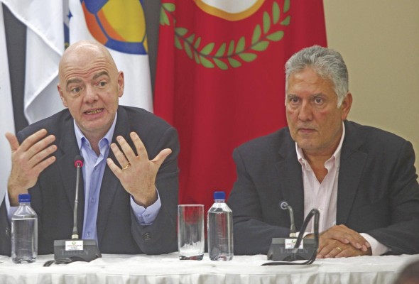 El presidente de la FIFA, Gianni Infantino (i), y Pedro Chaluja (d), presidente de la Unión Centroamericana de Fútbol (UNCAF) El presidente de la FIFA, Gianni Infantino (i), y Pedro Chaluja (d), presidente de la Unión Centroamericana de Fútbol (UNCAF)