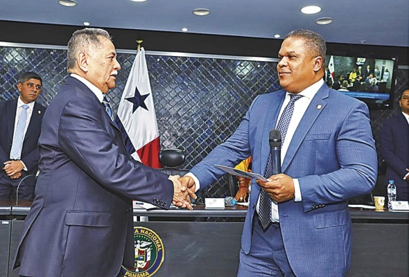 El presidente de la Asamblea, Jaime Vargas (der.), juramenta al presidente de la comisión de Comercio, el diputado Roberto Ábrego. El presidente de la Asamblea, Jaime Vargas (der.), juramenta al presidente de la comisión de Comercio, el diputado Roberto Ábrego.