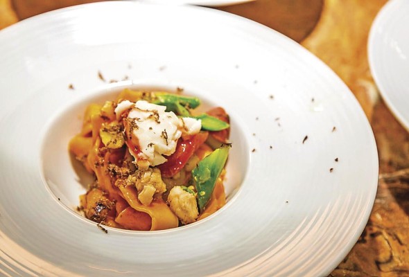 Parpadelle hecha en casa con langosta confitada y trufa negra fresca. Parpadelle hecha en casa con langosta confitada y trufa negra fresca.