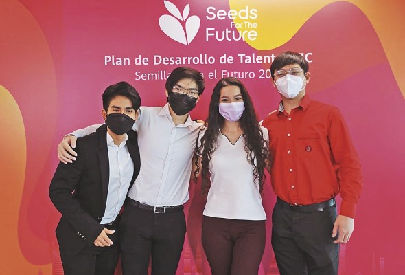 Fernando Cutire, Fernando Zeng, Denisse Ledezma y Antonio Qiu Fernando Cutire, Fernando Zeng, Denisse Ledezma y Antonio Qiu