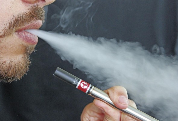 En Panamá se espera que el ejecutivo sancione el proyecto de Ley 178, que prohibe el uso de cigarrillos electrónicos. En Panamá se espera que el ejecutivo sancione el proyecto de Ley 178, que prohibe el uso de cigarrillos electrónicos.