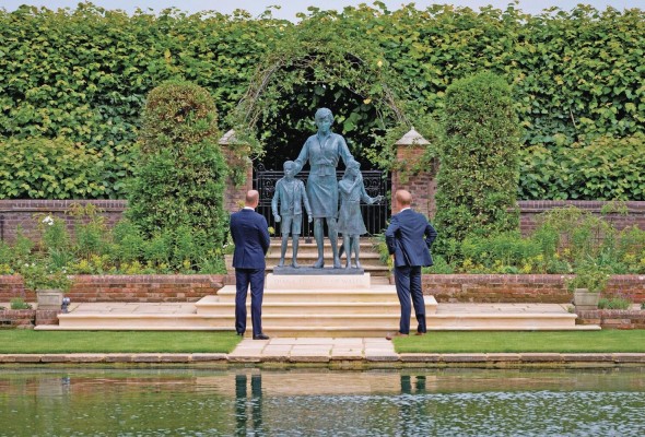 Los príncipes Guillermo y Enrique desvelan una estatua cerca del palacio de Kensington en honor a su madre, Diana de Gales, que ayer habría cumplido 60 años. Los príncipes Guillermo y Enrique desvelan una estatua cerca del palacio de Kensington en honor a su madre, Diana de Gales, que ayer habría cumplido 60 años.