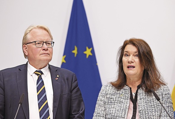 El ministro de Defensa sueco, Peter Hultqvist, (i) y la ministra sueca de Exteriores, Ann Linde, en una rueda de prensa en Estocolmo. El ministro de Defensa sueco, Peter Hultqvist, (i) y la ministra sueca de Exteriores, Ann Linde, en una rueda de prensa en Estocolmo.