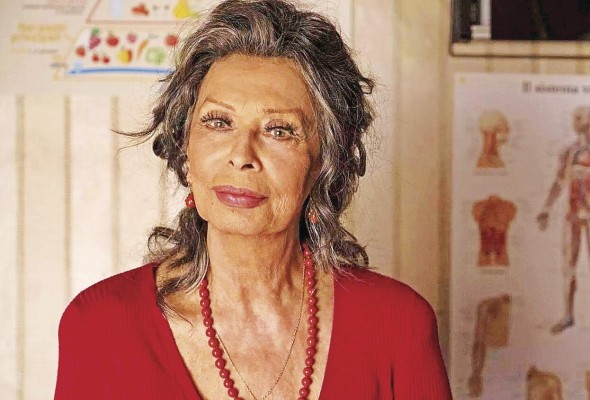 La reconocida actriz Sophia Loren regresa al frente del lente de la cámara a sus 86 años, para dar vida a madame Rosa con un estilo característico de vulnerabilidad y emoción cruda. La reconocida actriz Sophia Loren regresa al frente del lente de la cámara a sus 86 años, para dar vida a madame Rosa con un estilo característico de vulnerabilidad y emoción cruda.
