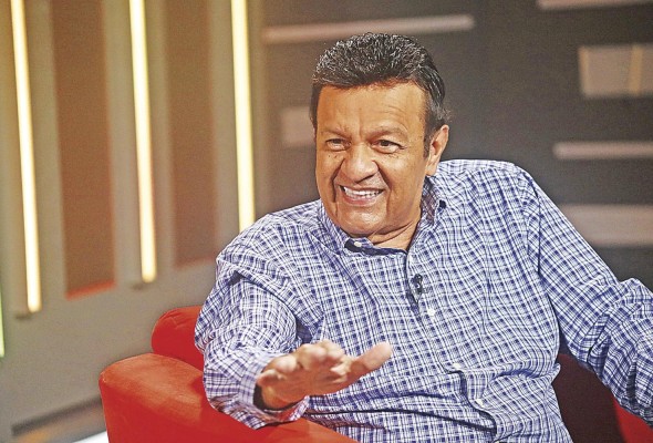Osvaldo Ayala: ”No me imagino estar un día sin el acordeón en el pecho” Osvaldo Ayala: ”No me imagino estar un día sin el acordeón en el pecho”