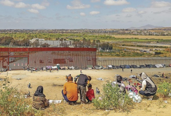 Migrantes detenidos son llevados por miembros de la Patrulla Fronteriza estadounidense a un vehículo, junto al muro fronterizo en El Paso, Texas (EE.UU.). Migrantes detenidos son llevados por miembros de la Patrulla Fronteriza estadounidense a un vehículo, junto al muro fronterizo en El Paso, Texas (EE.UU.).