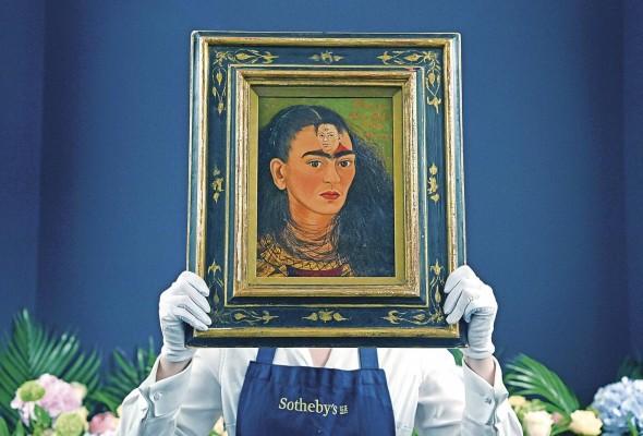 Vista del personal de la casa de subastas de Sotheby's con el autorretrato de la artista mexicana Frida Kahlo, titulado 'Diego y yo', en una fotografía de archivo. Vista del personal de la casa de subastas de Sotheby's con el autorretrato de la artista mexicana Frida Kahlo, titulado 'Diego y yo', en una fotografía de archivo.