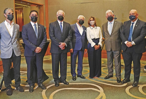 Antoine Cros, Raffoul Arab, Raúl Jiménez, Moisés Veliz, Denise Guillén, Juan Carlos Fernández y Carlos Conde Antoine Cros, Raffoul Arab, Raúl Jiménez, Moisés Veliz, Denise Guillén, Juan Carlos Fernández y Carlos Conde