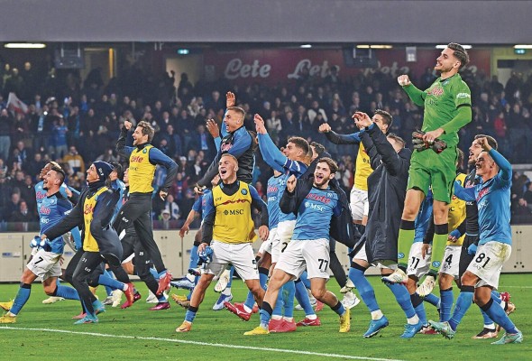 El equipo del Nápoli celebrando el triunfo ante la Juventus. El equipo del Nápoli celebrando el triunfo ante la Juventus.