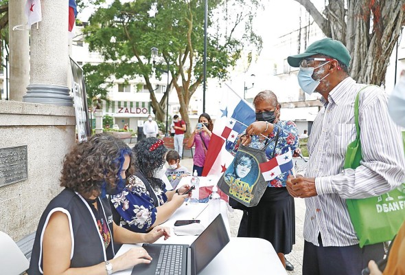 Una de las jornadas de colección de firmas por la constituyente paralela, en el Parque Santa, por el grupo Panamá Decide. Una de las jornadas de colección de firmas por la constituyente paralela, en el Parque Santa, por el grupo Panamá Decide.