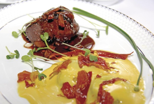 Filete de ternera con raviolis de hongos Filete de ternera con raviolis de hongos