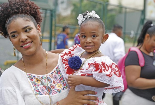 Familias asistieron con vestimentas típicas para disfrutar los desfiles. Familias asistieron con vestimentas típicas para disfrutar los desfiles.