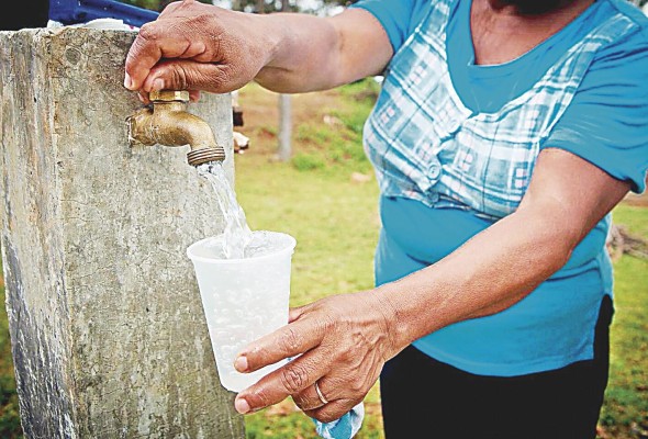 Ninguno de los corregimientos en Panamá llegan al 100% de abastecimiento continuo de agua potable durante todo el año. Ninguno de los corregimientos en Panamá llegan al 100% de abastecimiento continuo de agua potable durante todo el año.