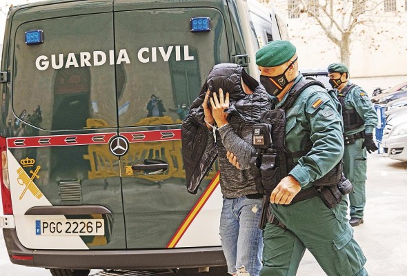 Seis detenidos por presunto espionaje a la pareja del expresidente de Panamá Ricardo Martinelli en Mallorca, entre ellos cuatro guardias civiles. Seis detenidos por presunto espionaje a la pareja del expresidente de Panamá Ricardo Martinelli en Mallorca, entre ellos cuatro guardias civiles.