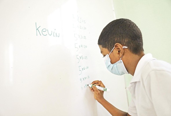 A principios de 2020, los países de ALC ya enfrentaban serios desafíos educativos. A principios de 2020, los países de ALC ya enfrentaban serios desafíos educativos.