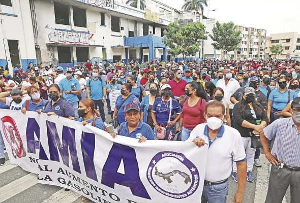 Diversos grupos de profesores salieron a las calles para exigir respuestas. Diversos grupos de profesores salieron a las calles para exigir respuestas.