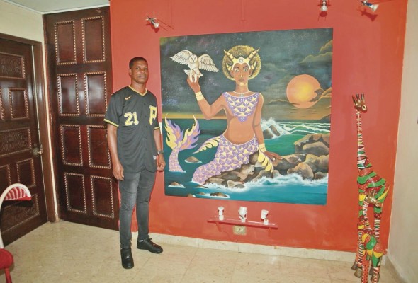 Virgilio Esquina De la Espada 'Titto' con su obra dedicada a Kianda Virgilio Esquina De la Espada 'Titto' con su obra dedicada a Kianda