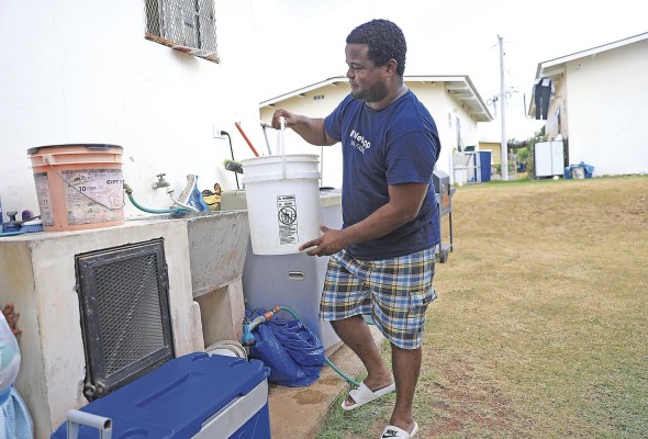 Julio Carrasco reside en Palmera del Oeste 2. Seis meses después de haberse mudado a la barriada empezaron sus problemas con el servicio de agua. Julio Carrasco reside en Palmera del Oeste 2. Seis meses después de haberse mudado a la barriada empezaron sus problemas con el servicio de agua.