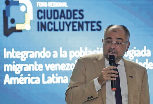 El embajador de la Unión Europea (UE) en Colombia, Gilles Bertrand, habla durante el Foro Regional Ciudades Incluyentes. El embajador de la Unión Europea (UE) en Colombia, Gilles Bertrand, habla durante el Foro Regional Ciudades Incluyentes.