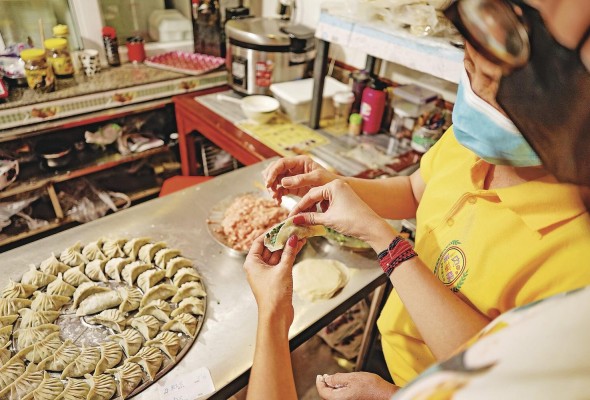 Los asistentes al tour pudieron presenciar la preparacion de dumplings en Fonda Tallarines. Los asistentes al tour pudieron presenciar la preparacion de dumplings en Fonda Tallarines.