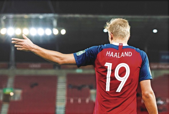 Erling Braut Haaland es un futbolista profesional noruego; actualmente es delantero en el Borussia Dortmund de la Bundesliga y en la selección de Noruega. Erling Braut Haaland es un futbolista profesional noruego; actualmente es delantero en el Borussia Dortmund de la Bundesliga y en la selección de Noruega.