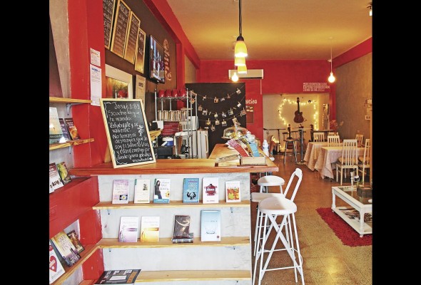 Para la familia Arias el café es esencial en su día a día, buscaron unirlo con la promoción del arte nacional, y esto dio como resultado la creación de la librería y cafetería Notas y Café. Para la familia Arias el café es esencial en su día a día, buscaron unirlo con la promoción del arte nacional, y esto dio como resultado la creación de la librería y cafetería Notas y Café.