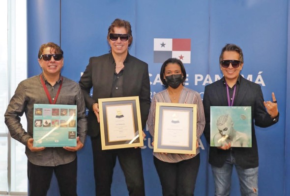 La agrupación recibió dos certificados de reconocimiento por la nominación a la 64 edición de los premios Grammy. La agrupación recibió dos certificados de reconocimiento por la nominación a la 64 edición de los premios Grammy.