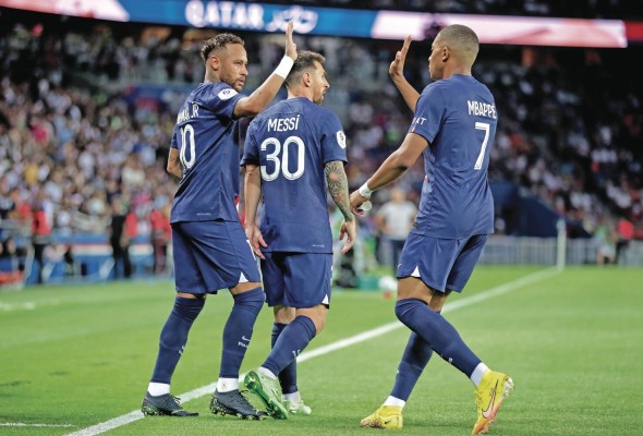 Lionel Messi, Neymar Jr. y Kylian Mbappé, durante un partido de la Ligue 1. Lionel Messi, Neymar Jr. y Kylian Mbappé, durante un partido de la Ligue 1.