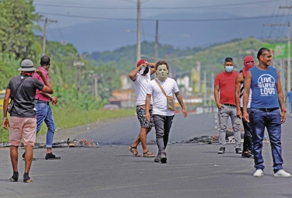 Imagen de archivo de manifestantes en una vía bloqueada en la provincia de Colón (Panamá). Imagen de archivo de manifestantes en una vía bloqueada en la provincia de Colón (Panamá).