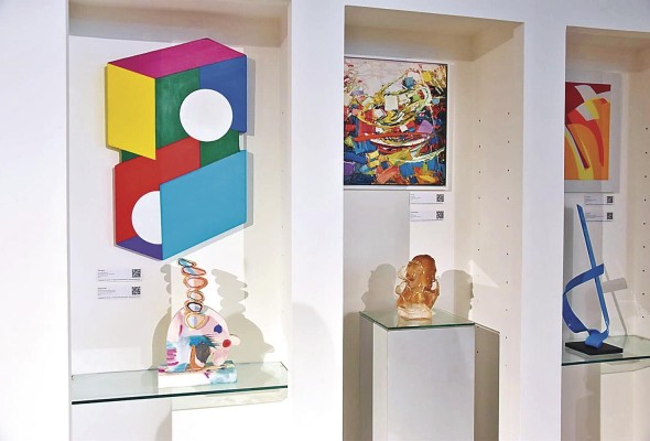 En total son 111 obras de artistas consagrados y emergentes de Panamá y otros países. En total son 111 obras de artistas consagrados y emergentes de Panamá y otros países.