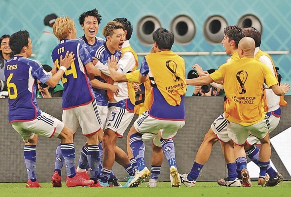 El equipo japonés celebra su victoria ante Alemania. El equipo japonés celebra su victoria ante Alemania.