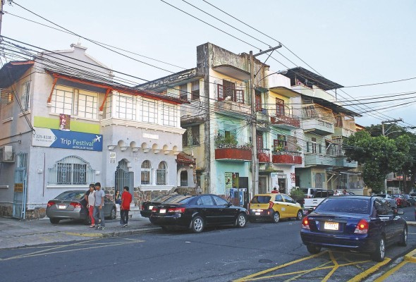Escena urbana actual de la calle primera. Perejil, ciudad de Panamá. De izquierda a derecha: casa Mariano Ramírez (1945), casa Julio Hernández (1942) y casa Moszek Moarko Boytel (1943). Escena urbana actual de la calle primera. Perejil, ciudad de Panamá. De izquierda a derecha: casa Mariano Ramírez (1945), casa Julio Hernández (1942) y casa Moszek Moarko Boytel (1943).
