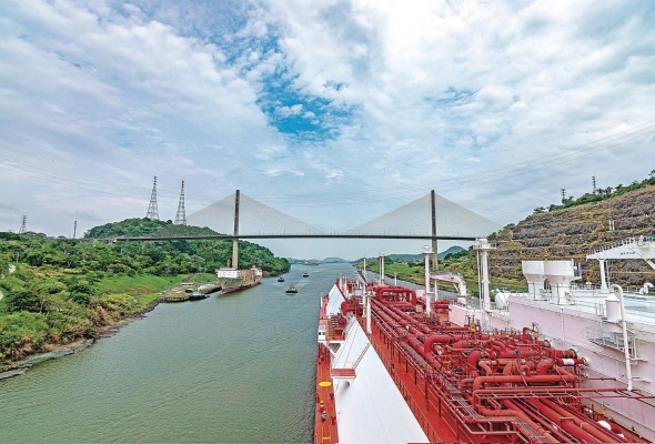 Un buque transita por el Canal de Panamá Un buque transita por el Canal de Panamá